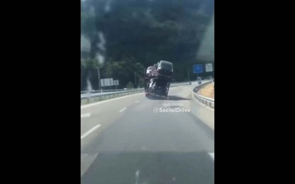 Camião carregado de carros às bolandas: cai ou não cai?!