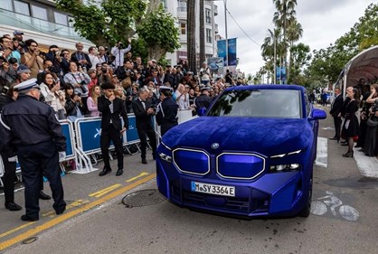 Extravagância em Cannes: um BMW XM ''forrado'' a veludo!