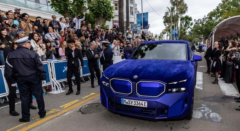 Extravagância em Cannes: um BMW XM ''forrado'' a veludo!