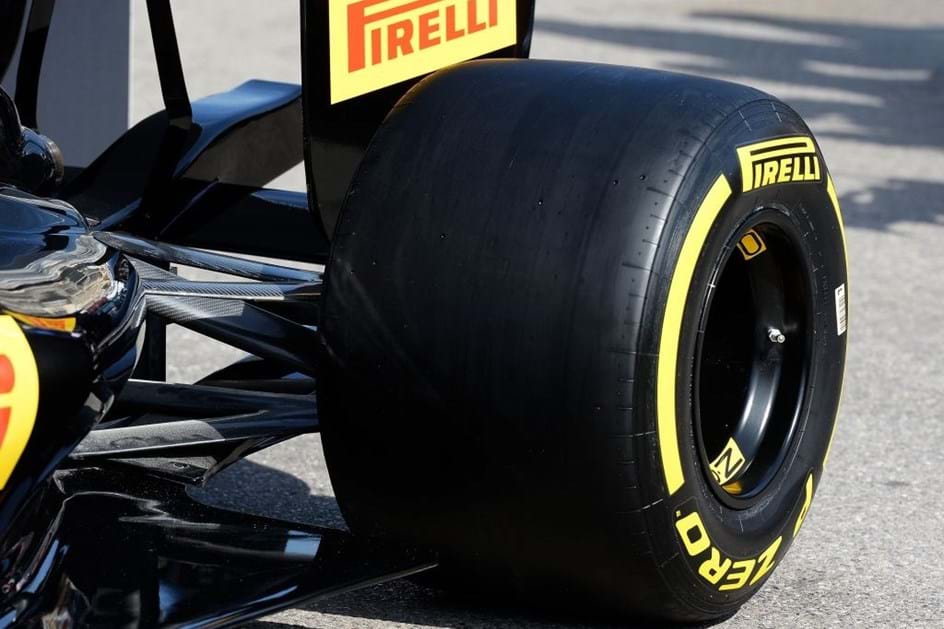Pirelli mostrou novos pneus de F1… "à anos 90"!