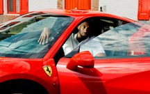 Kobe Bryant visitou fábrica da Ferrari