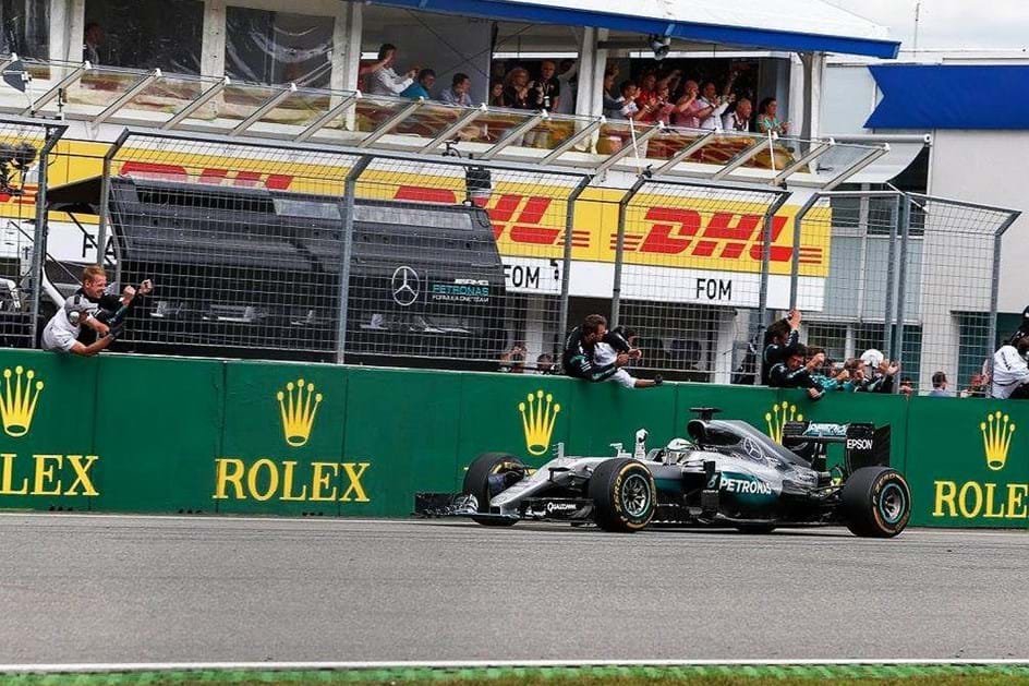 O salto de Hamilton e o… "shoey" de Ricciardo