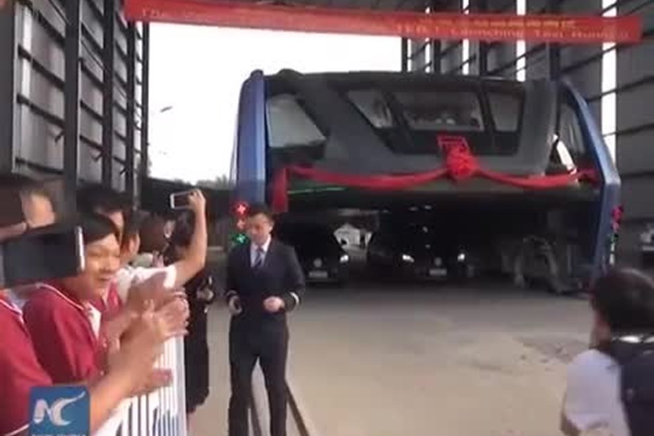 Autocarro elevado chinês já é uma realidade!