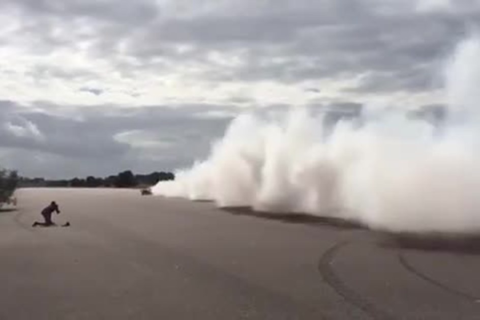 Koenigsegg Regera derrete pneus