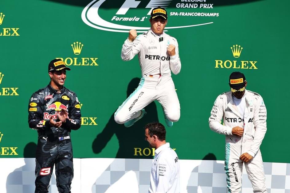 Rosberg aproxima-se de Hamilton em prova atribulada