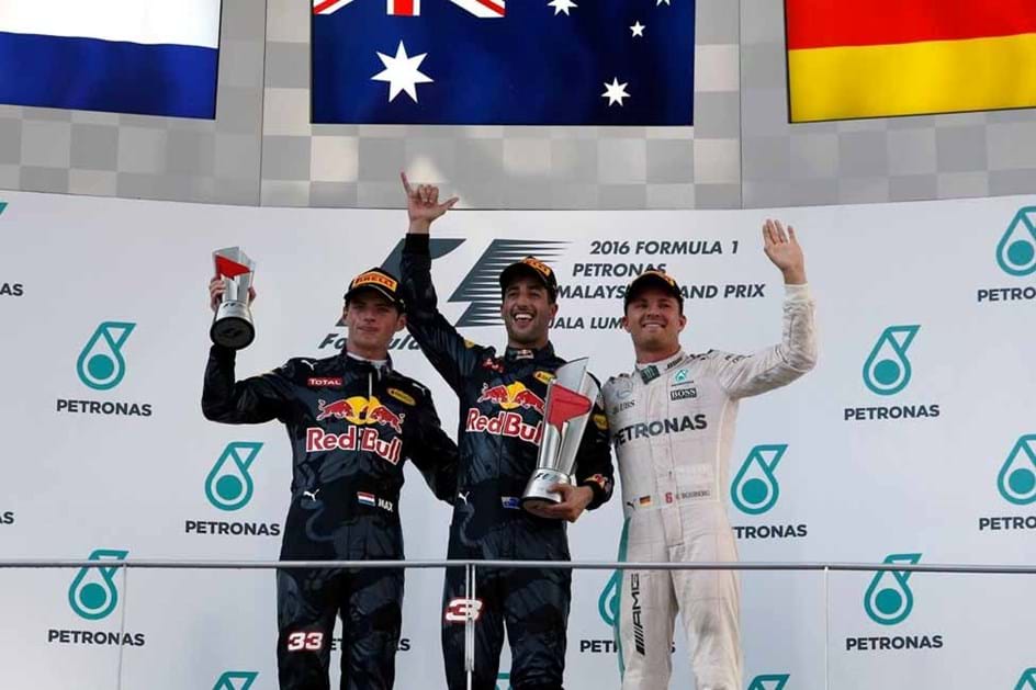 G.P. Malásia: Ricciardo e Red Bull capitalizam drama de Hamilton
