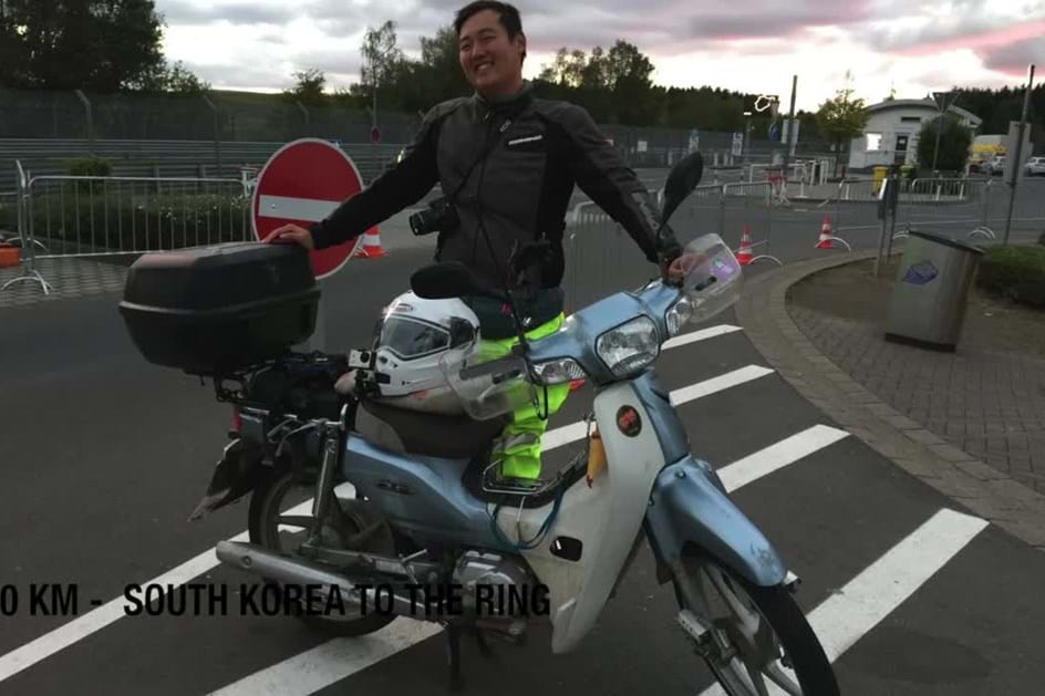 18 mil km para dar volta ao Nurburgring de scooter