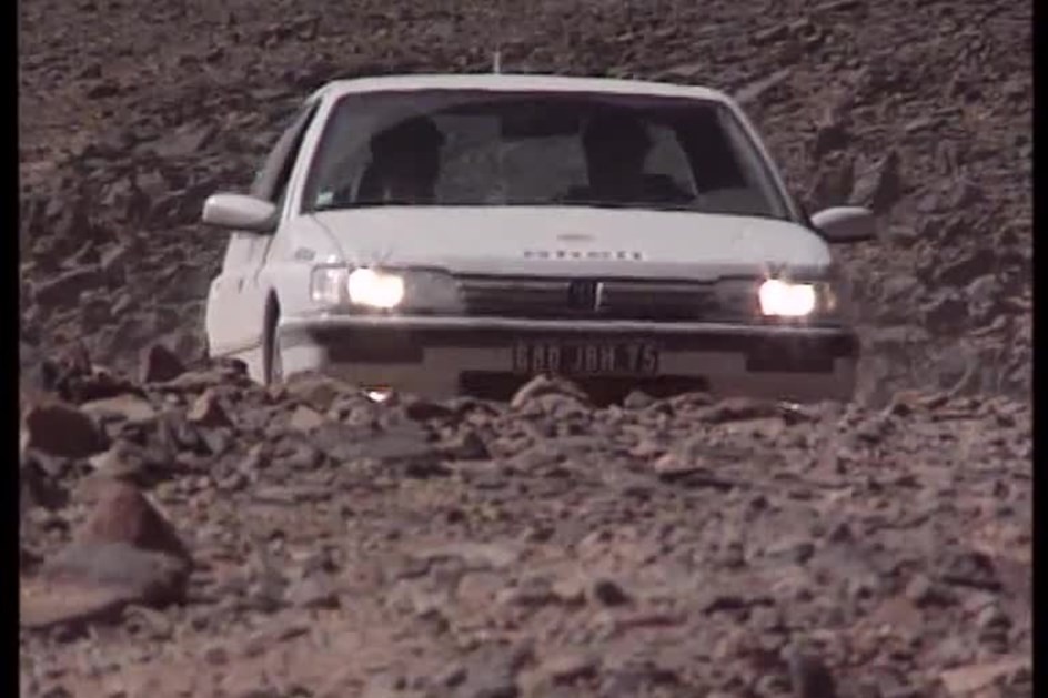 HOJE HÁ 26 ANOS: Peugeot atravessou o Sahara com automóveis de série