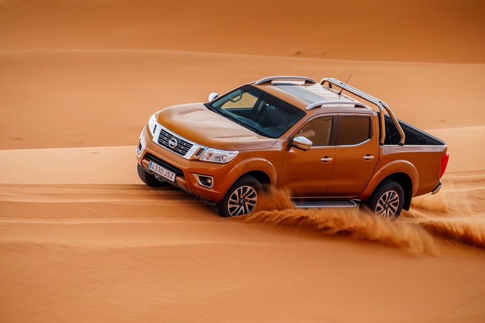 Nova Nissan Navara "navega" nas "ondas" do deserto