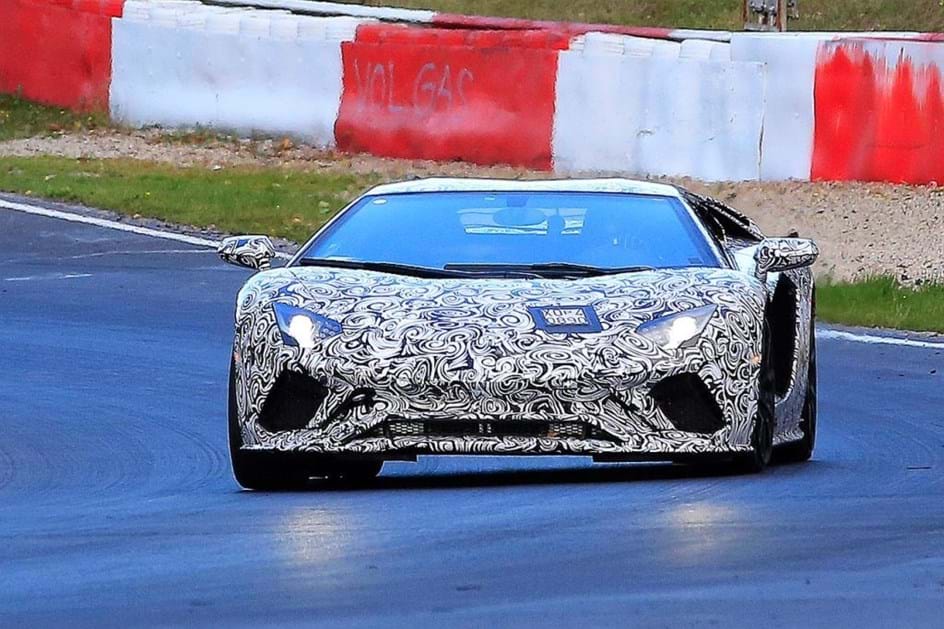 Lamborghini já testa Aventador mais potente