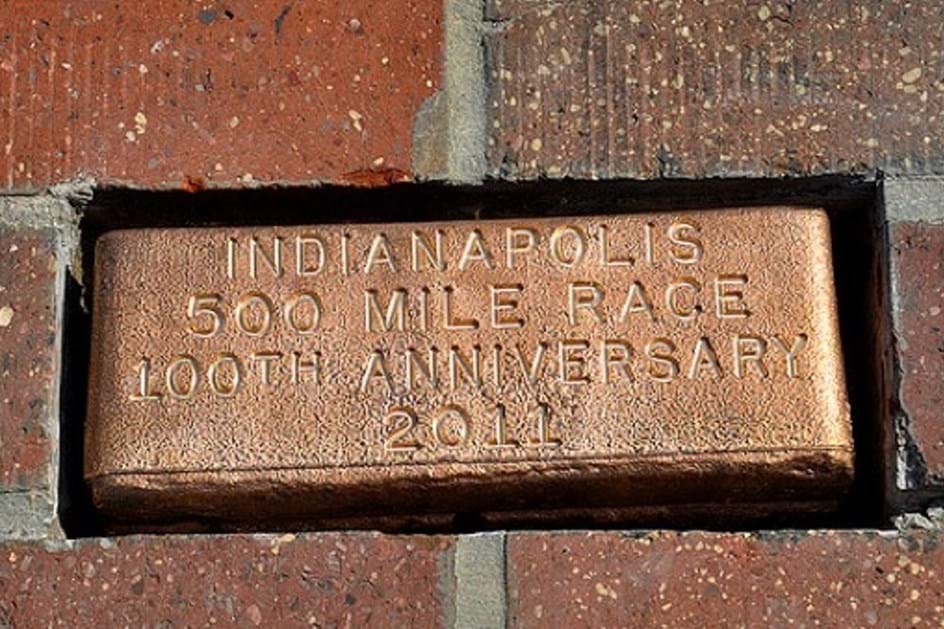 14 de Dezembro de 1909: O último tijolo da pista de Indianápolis
