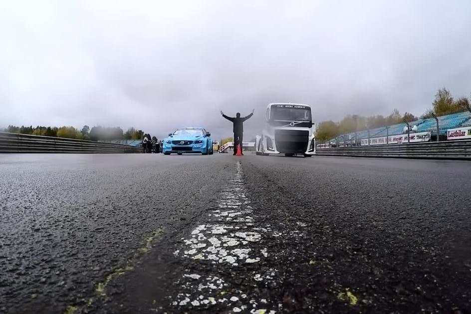 Volvo S60 Polestar vs Camião com 2400 cv: Quem ganha?