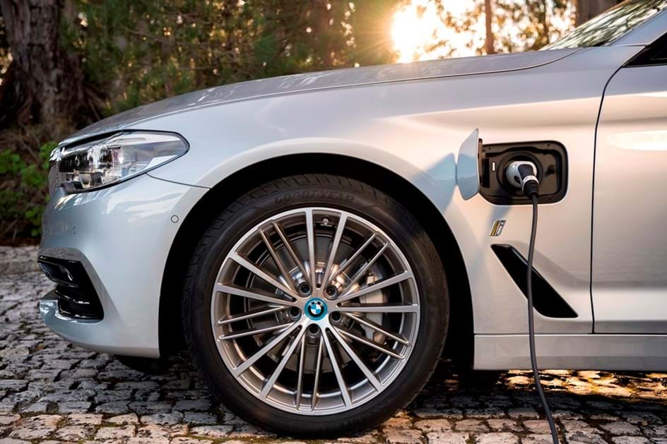 BMW abranda na sua opção eléctrica