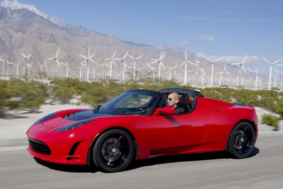Tesla promete o ressurgimento do mítico Roadster