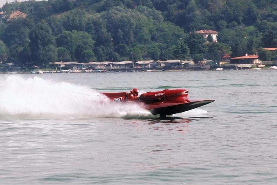 Um barco com motor F1 da Ferrari