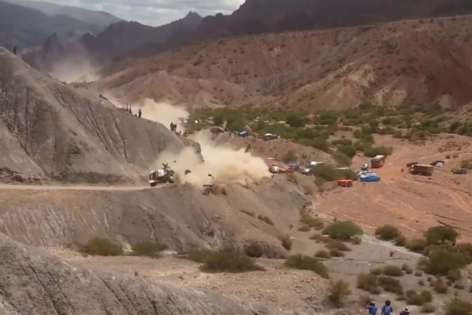 O aparatoso acidente que atirou Sainz para fora do Dakar
