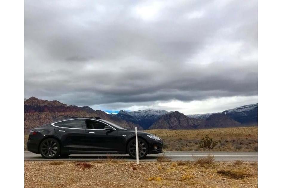 Falha na app da Tesla deixa família “presa” no deserto
