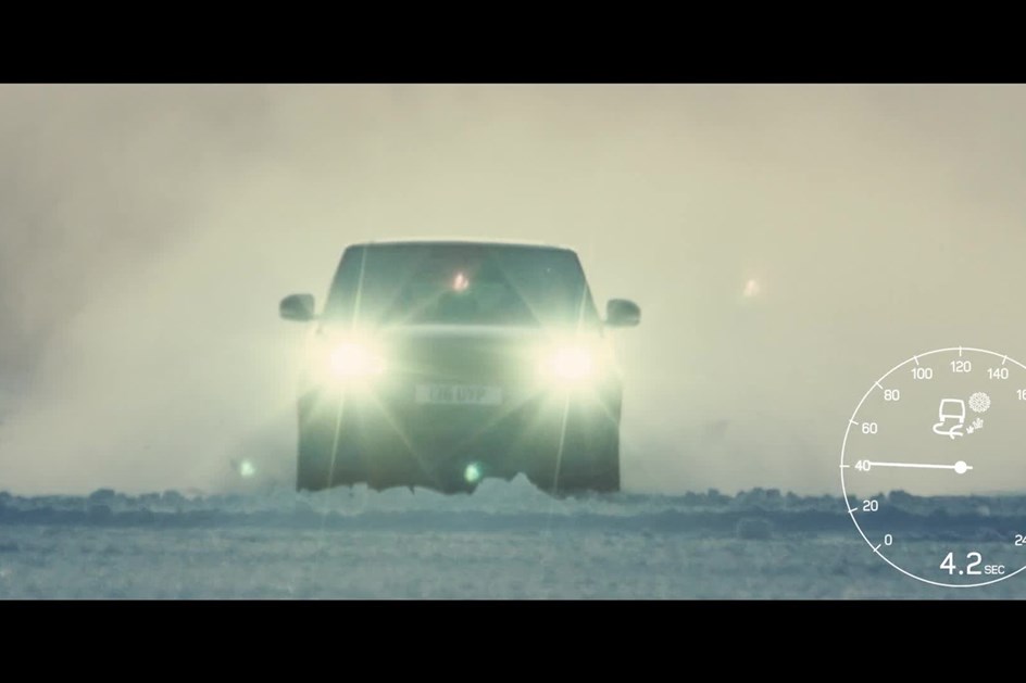 Veja o Range Rover Sport SVR a acelerar em todos os terrenos como um supercarro!