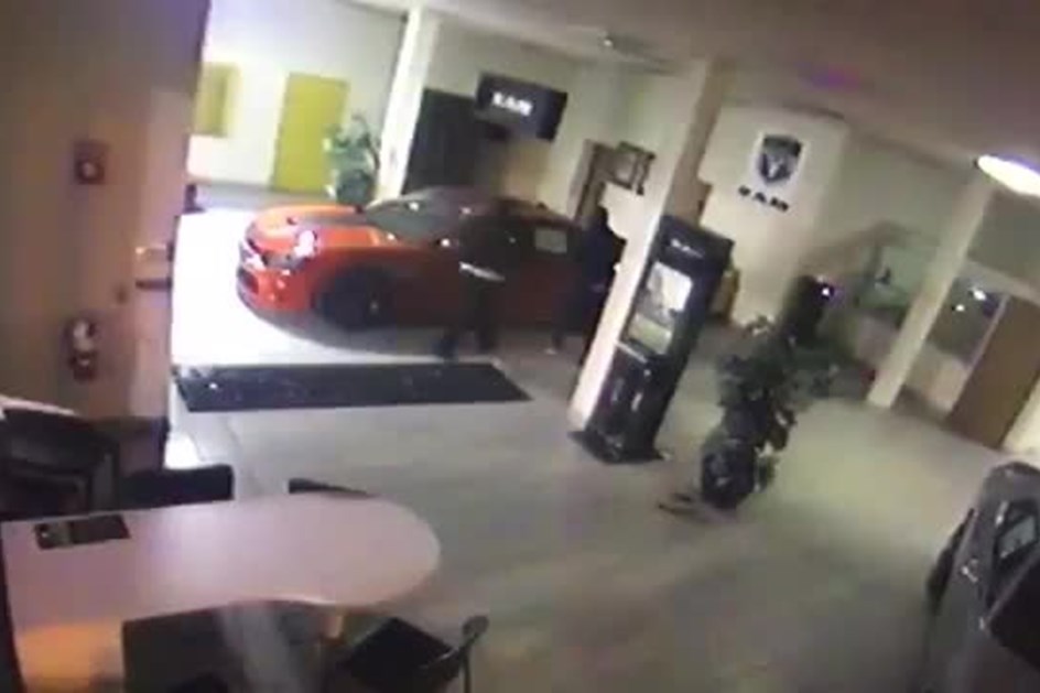 Dodge Hellcat roubado em 90 segundos