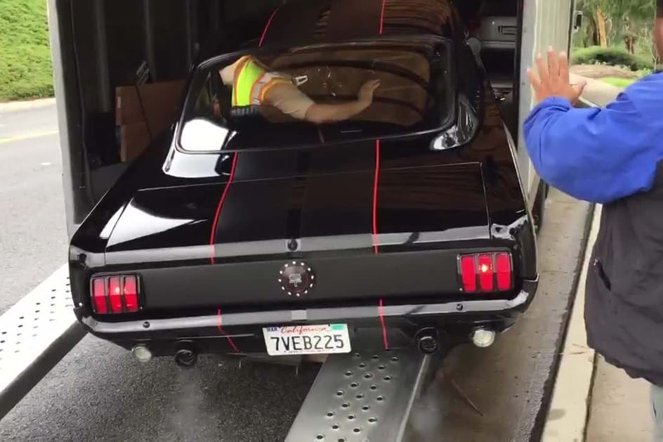 Ford Mustang de 1965 destruído ao ser carregado em atrelado