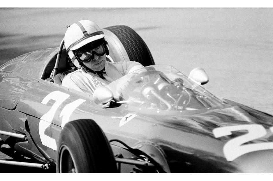 11 de Fevereiro de 1934: Nasceu John Surtees, o único campeão de motos e F1