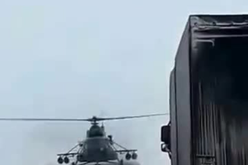 Helicóptero militar aterra para… pedir indicações!