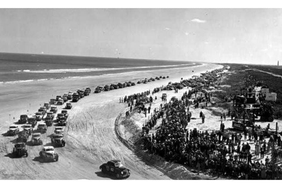 8 de Março de 1936: stock-cars na areia de Daytona