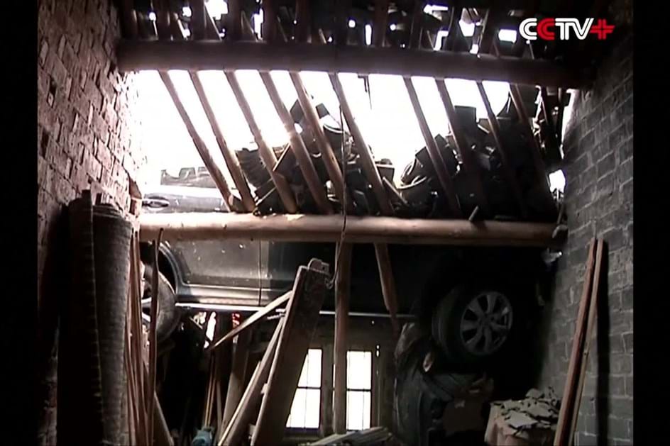 Honda CR-V “aterra” em telhado de casa na China