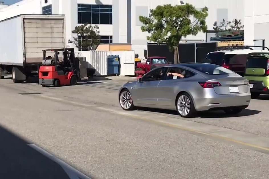 Protótipo do Tesla Model 3 já viu a luz do dia