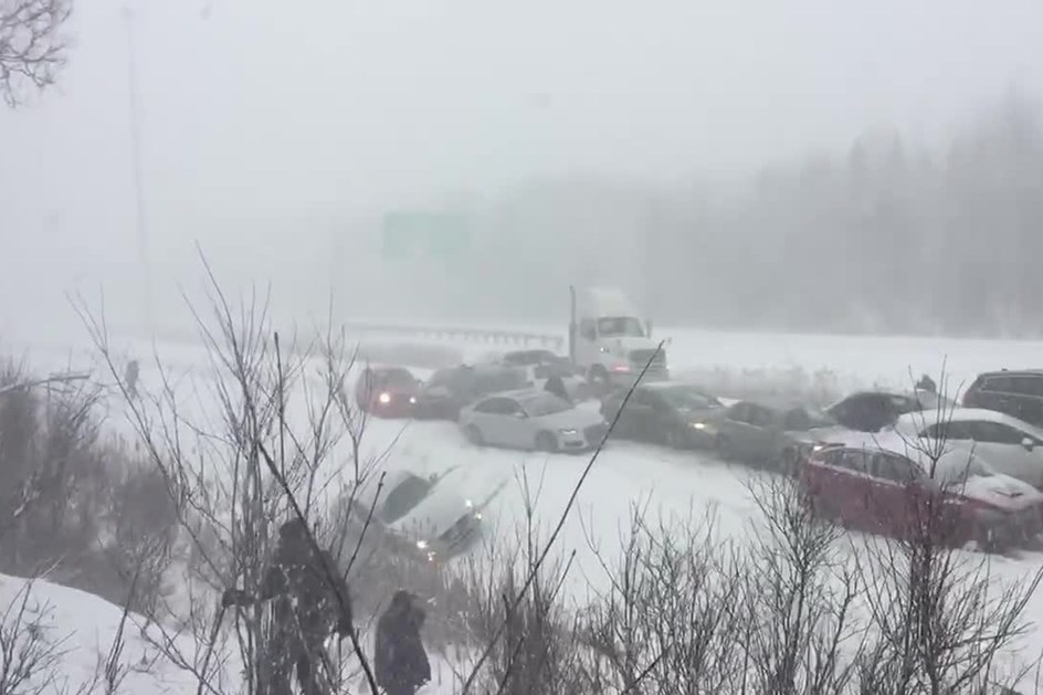 Tempestade de neve no Canadá provoca acidente com 50 carros