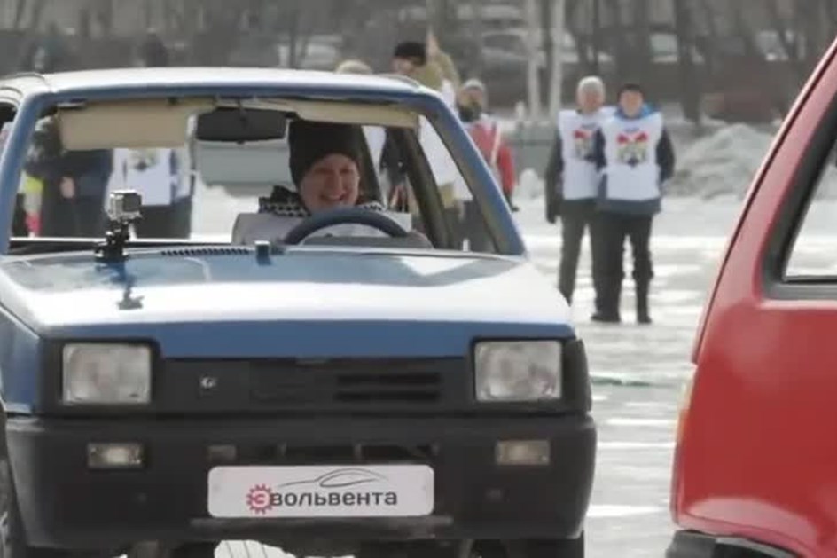 Na Rússia já se joga curling com automóveis!