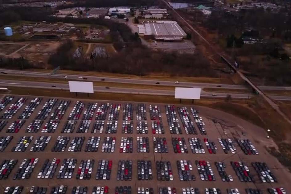 Estádio lotado com milhares de Volkswagens a diesel
