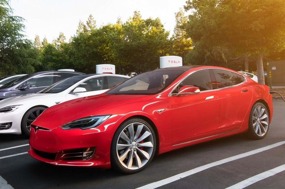 Tesla duplica rede de carregamento para a chegada do Model 3