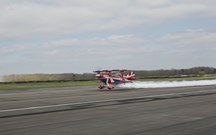Este Morgan Aero 8 defrontou um... avião!