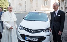 Opel entrega Ampera-e ao Papa