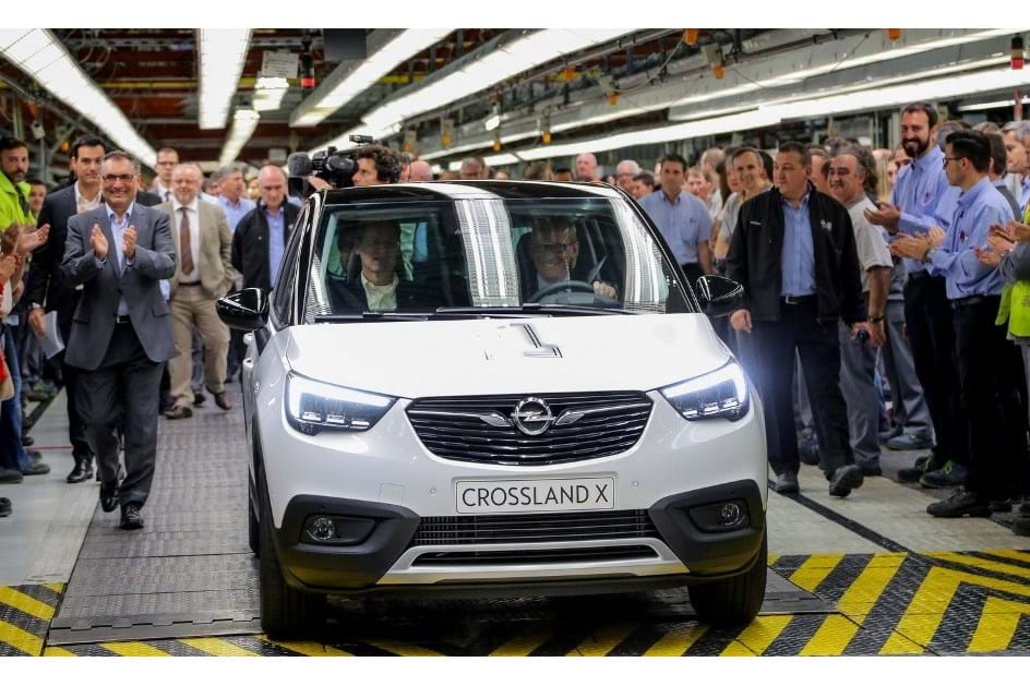CEO da Opel conduz primeiro Crossland X