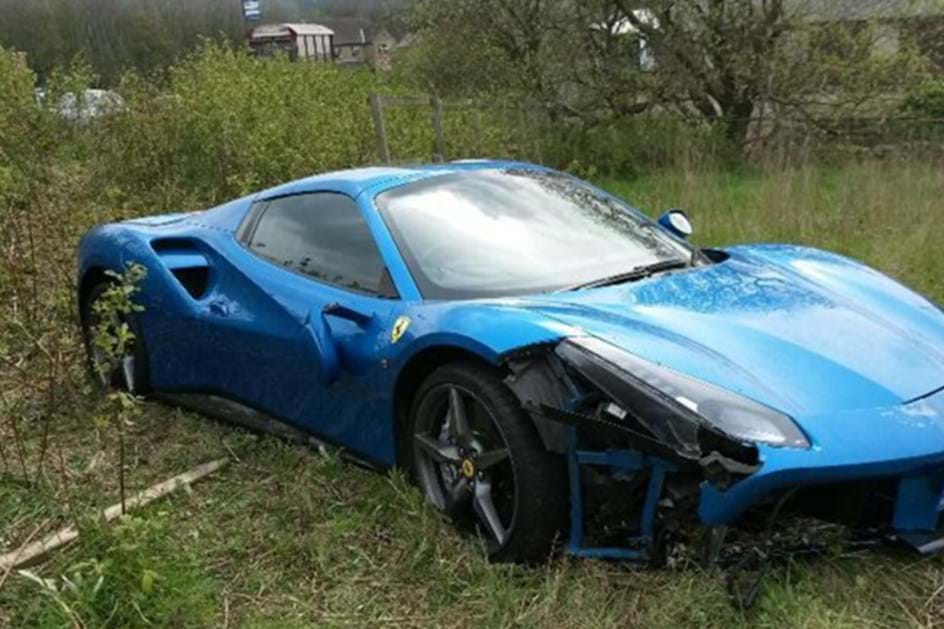 Ferrari 488 GTB abandonado num descampado