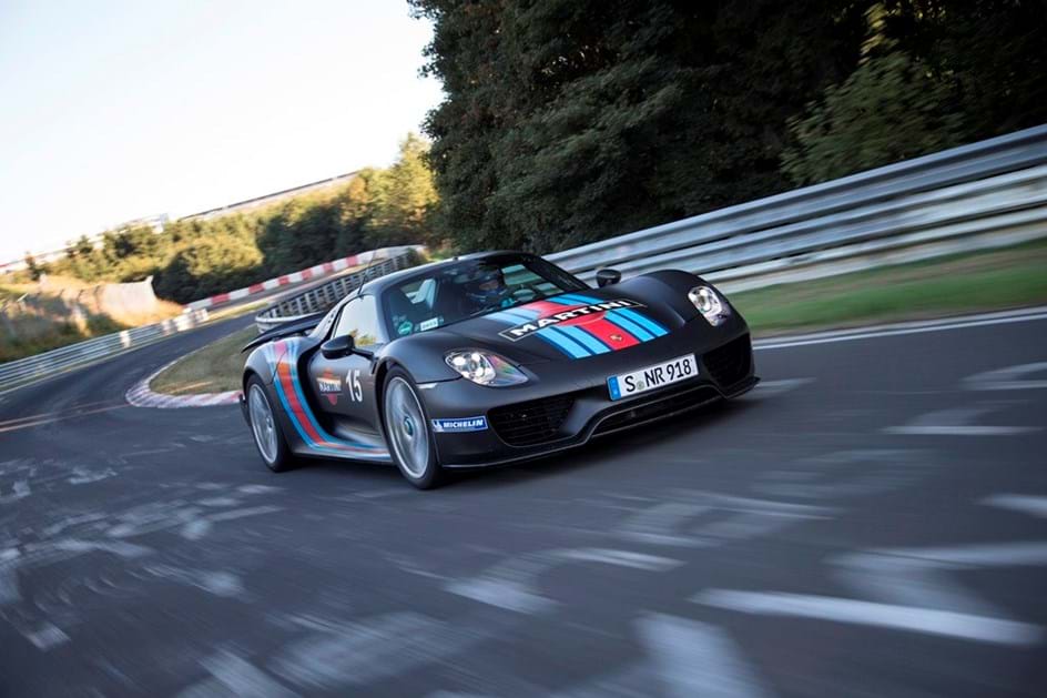 O que estará este Porsche 918 Spyder a fazer em Nurburgring?