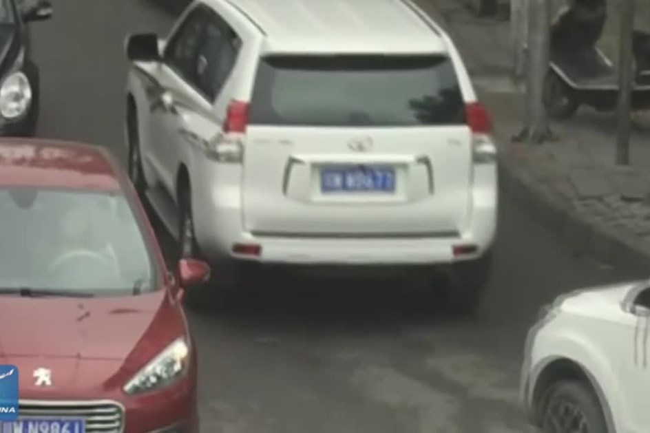 Criança chinesa sobrevive a dois SUVs