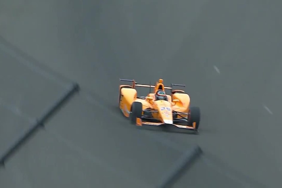 Alonso "atropelou" dois pássaros na estreia em Indianápolis