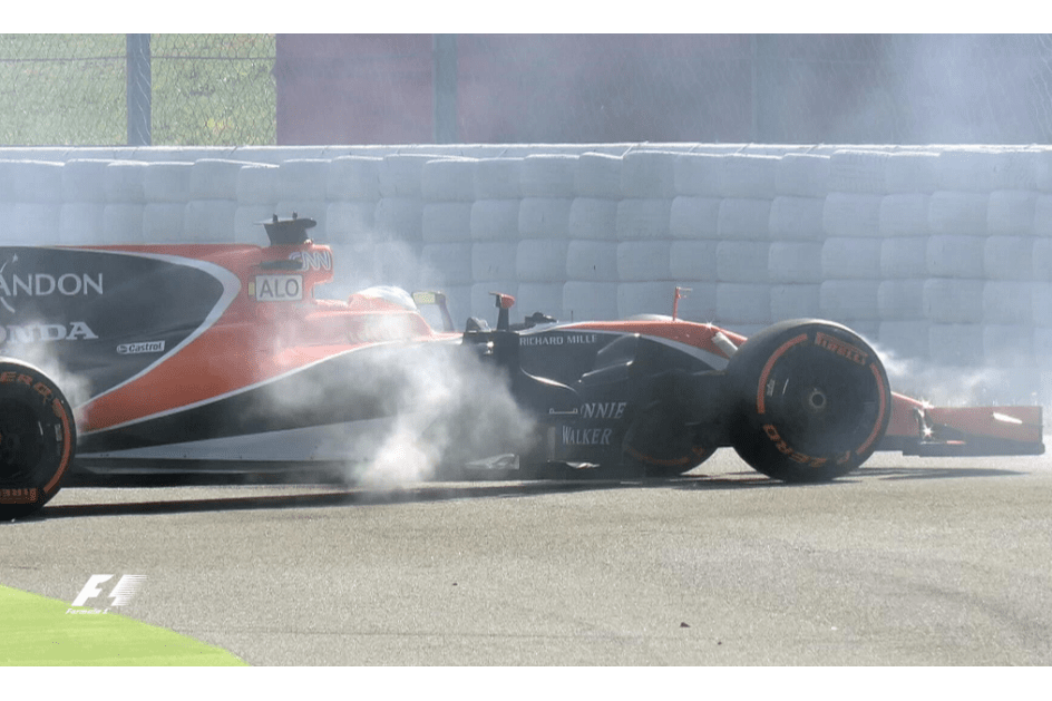 Motor de Alonso morre na primeira volta