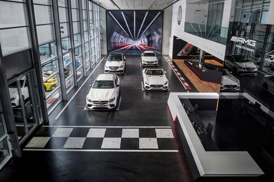 Mercedes-AMG reabre o salão de exposição com novo design