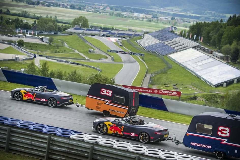 Pilotos da Red Bull trocam F1 por caravanas