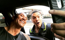 Motorista pára o trânsito para tirar foto com Dwayne Johnson