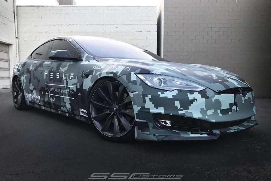 Tesla com camuflagem em honra aos veteranos de guerra