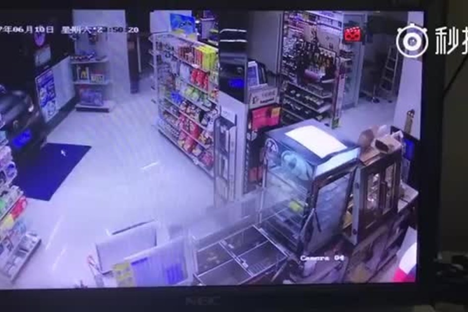 Condutor chinês entra em loja com carro