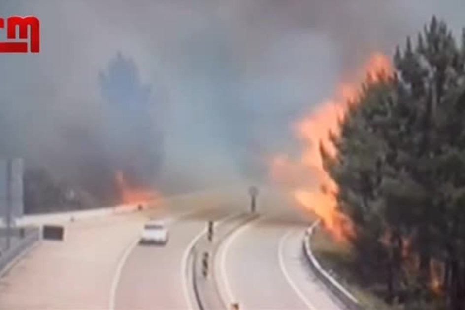 Carro da GNR escapa às chamas em Pedrógão Grande