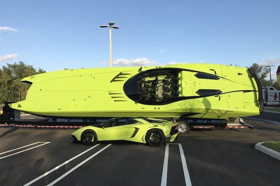 Lamborghini e super-barco custam 2,1 milhões