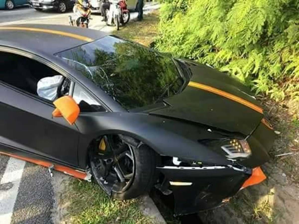 Lamborghini Aventador despista-se na Malásia - Tome Nota - Aquela Máquina