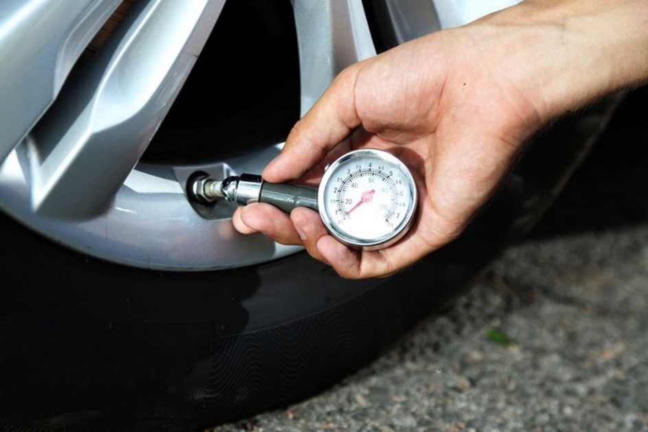 Verificar a pressão dos pneus pode salvar-lhe a vida!